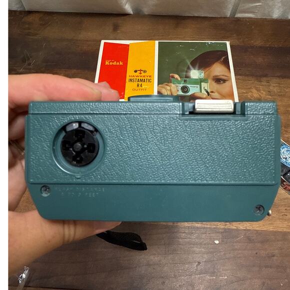 Vintage 60's Kodak Hawkeye Instamatic R4 Camera + Flashcubes UNTESTED PARTS ONLY - Picture 11 of 15